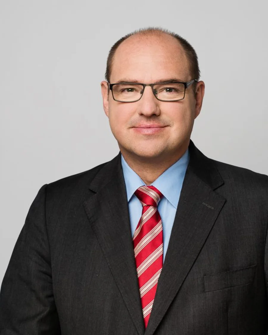 Prof. Dr. Lars Binckebanck im Anzug