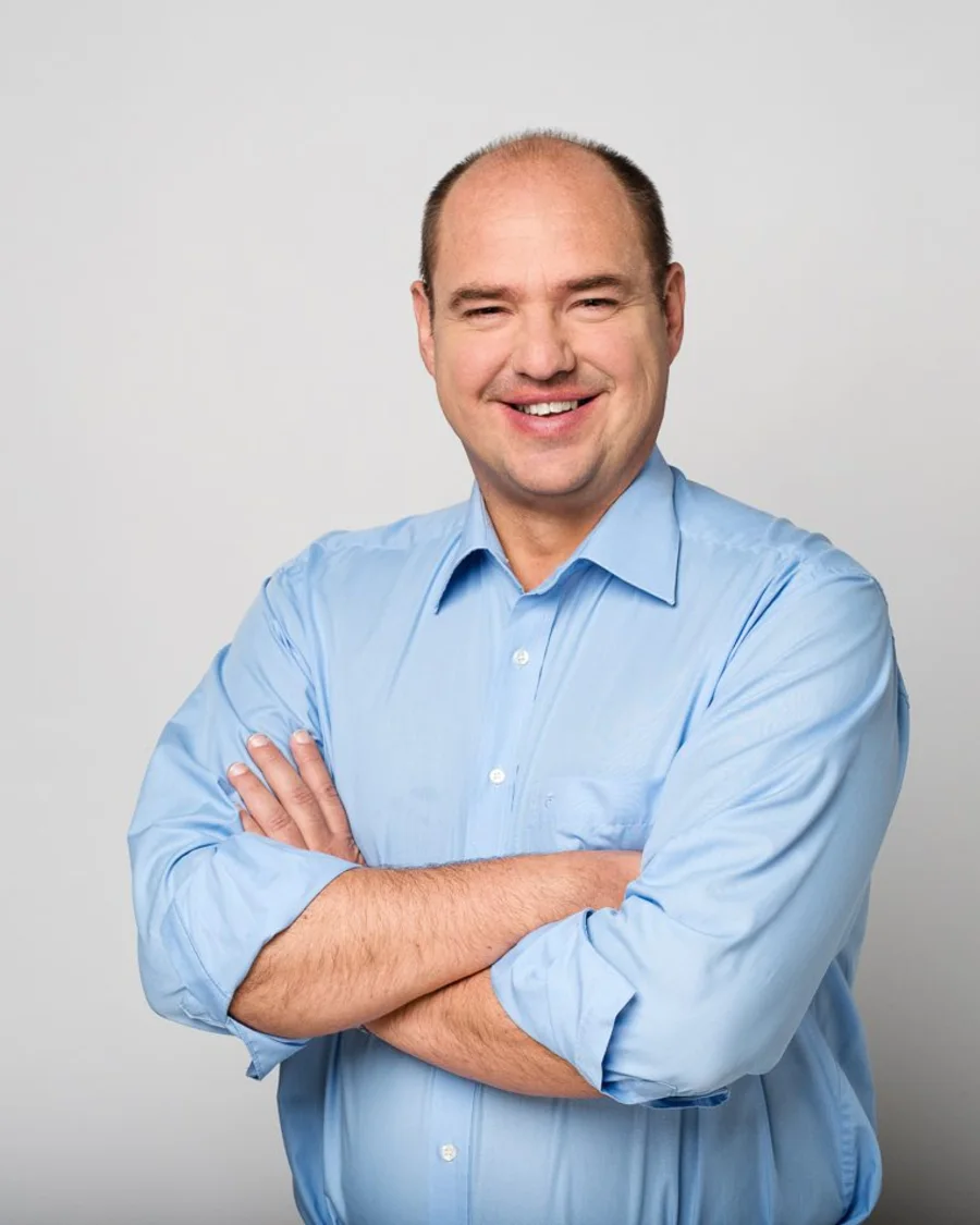 Lars Binckebanck im hellblauen Hemd